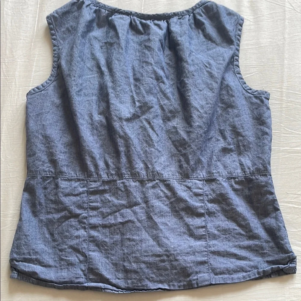 Women's Sleeveless Button-Down Chambray Top - Blue